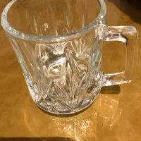 لیوان چای خوری تراش دار در حد‌ نو و یک سینی گلدار