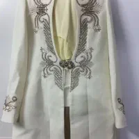 تعدادی لباس مجلسی به فروش می‌رسد