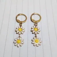 گوشواره استیل رنگ ثابت بابونه ۱۰۰ هزارتومان