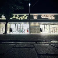 فروشنده و ویترین دار اقا