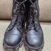 کفش ورزشی و چکمه