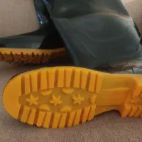 چکمه|کیف، کفش، کمربند|قم, شهر قائم|دیوار