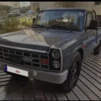 خودرو نیسان به رنگ خاکستری