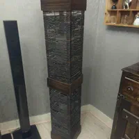 آباژور چراغ خواب چوبی ایستاده کنار سالنی