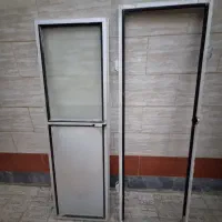 درب آلومینیومی  و تعدادی شیشه کارگرده پنجره