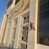 پیچ و رولپلاک با طناب بدون داربست نور نماشستشو نما
