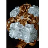 باکس گل رنگ طلایی و سفید