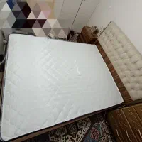 تخت دونفره با تشک دوتا پاتختی سالم تخفیف داده مشود