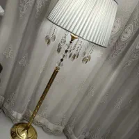 آباژور کنار سالنی با آویز کریستالی بسیار تمیز