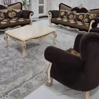 مبل 8 نفره جادار بسیار تمیز با میز وسط