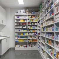 فروشنده خانم در داروخانه