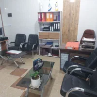 میز، صندلی مدیریت و صندلی انتظار و کمد