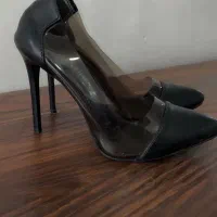 کفش|کیف، کفش، کمربند|میانه, |دیوار