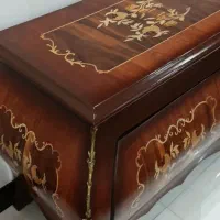 میز توی خمر ه ای براق