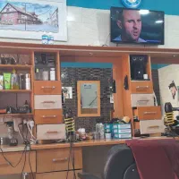 یک عدد دکور آرایشگاه مردانه ۳ آینه کامل و سالم