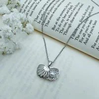 همکار خانم فروشنده خانم در بدلیجات و اکسسوری