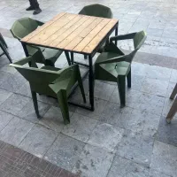 صندلی پلیمری و پلاستیکی با میز