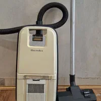 جاروبرقی الکترولوکس سالم و تمیز