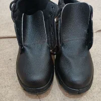 کفش ایمنی سایز ۴۰ بفروش میرسد