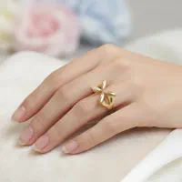 انگشتر گل نگین دار