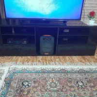 یک زیرتلویزونی بزرگ