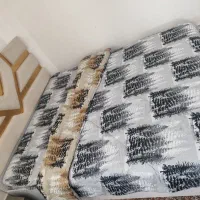 تخت و تشک و روتختی بسیار تمیز