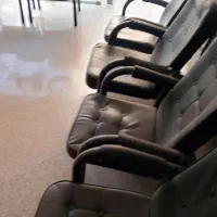 ۱۵ عدد صندلی انتظار سالم و تمیز برای بنگاه بوده