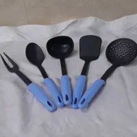 مقداری ظرف به فروش میرود