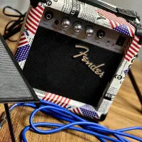 آمپلی‌فایرFender 10Wبه همراه لوازم دیگر
