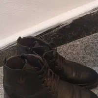 یدونه پوتین صفر و یدونه کتانی ورزشی ارسال میشه