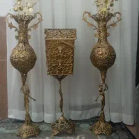 دوتا گلدان با گل  و سطل زباله با جا دستمال کاغذی