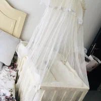 تخت نوزاد کنار مادر