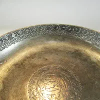 بشقاب قاجاری قلمکاری مهر و تاریخ‌دار مسی|کلکسیون اشیاء عتیقه|قم, گلزار|دیوار