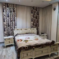 تخت و پاتختی به همراه کنسول آینه