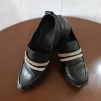 تعدادی کفش در حد خیلی نو