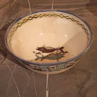 کاسه قدیمی و کمد آهنی قدیمی
