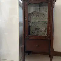 ویترین کوتاه کنار مبلی