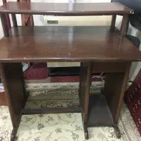 یک میز کامپیوتر قدیمی فروشی