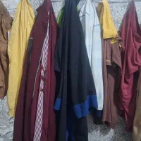 تعداد زیادی لباس دست دوم