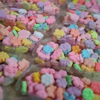 عمده خورده نبات خوشمزه و خوشگل