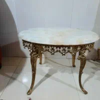 یک میزعسلی بزرگ برنز بادوعسلی کوچک