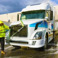 کارگر کارواش ماشین سنگین