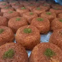 کارگر کارگاه قنادی