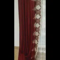 کنار پرده مخمل