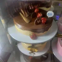 فروشنده در قنادی