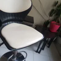 سه عدد صندلی روکش چرمی کرم قهوه ایی کافی شاپی