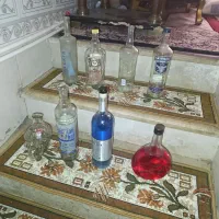 تعدادی بطری خارجی ((خالی))