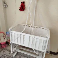 تخت نوزادی گهواره ایی کاملا سالم نو نو|تخت و صندلی بچه|پرند, فاز ۶|دیوار