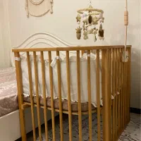 تخت کنار مادر