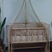 تخت کنار مادر